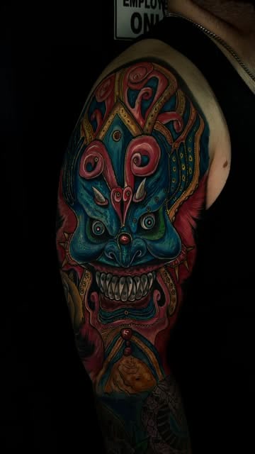 Máscara a full color en el hombro, tatuador Alexander Terrero Sánchez · Tallahassee