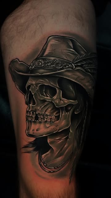 Calavera vaquera, realismo, tatuador Alexander Terrero Sánchez · Tallahassee