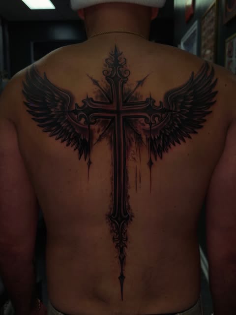 Cruz con alas en la espalda, tatuador Alexander Terrero Sánchez · Tallahassee