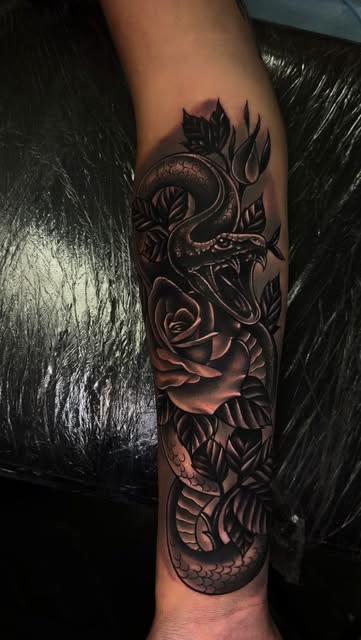 Serpiente y rosas, tatuador Alexander Terrero Sánchez · Tallahassee