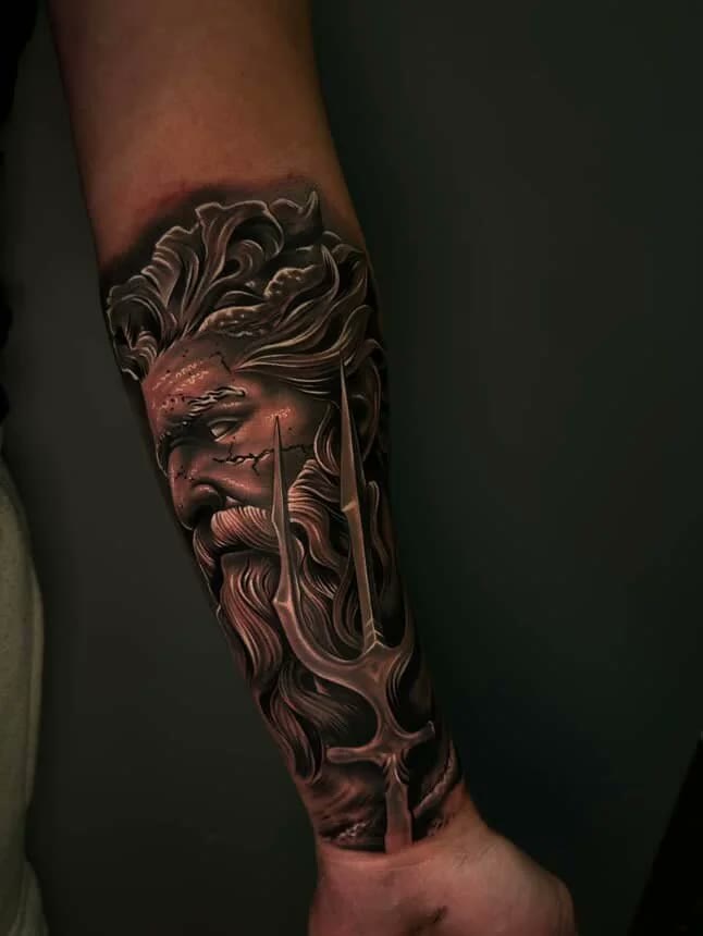 Zeus en antebrazo, tatuador Alexander Terrero Sánchez · Tallahassee
