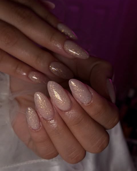 Uñas almendra con brillo, artista de uñas Mumyta Martínez Avilés · Tallahassee